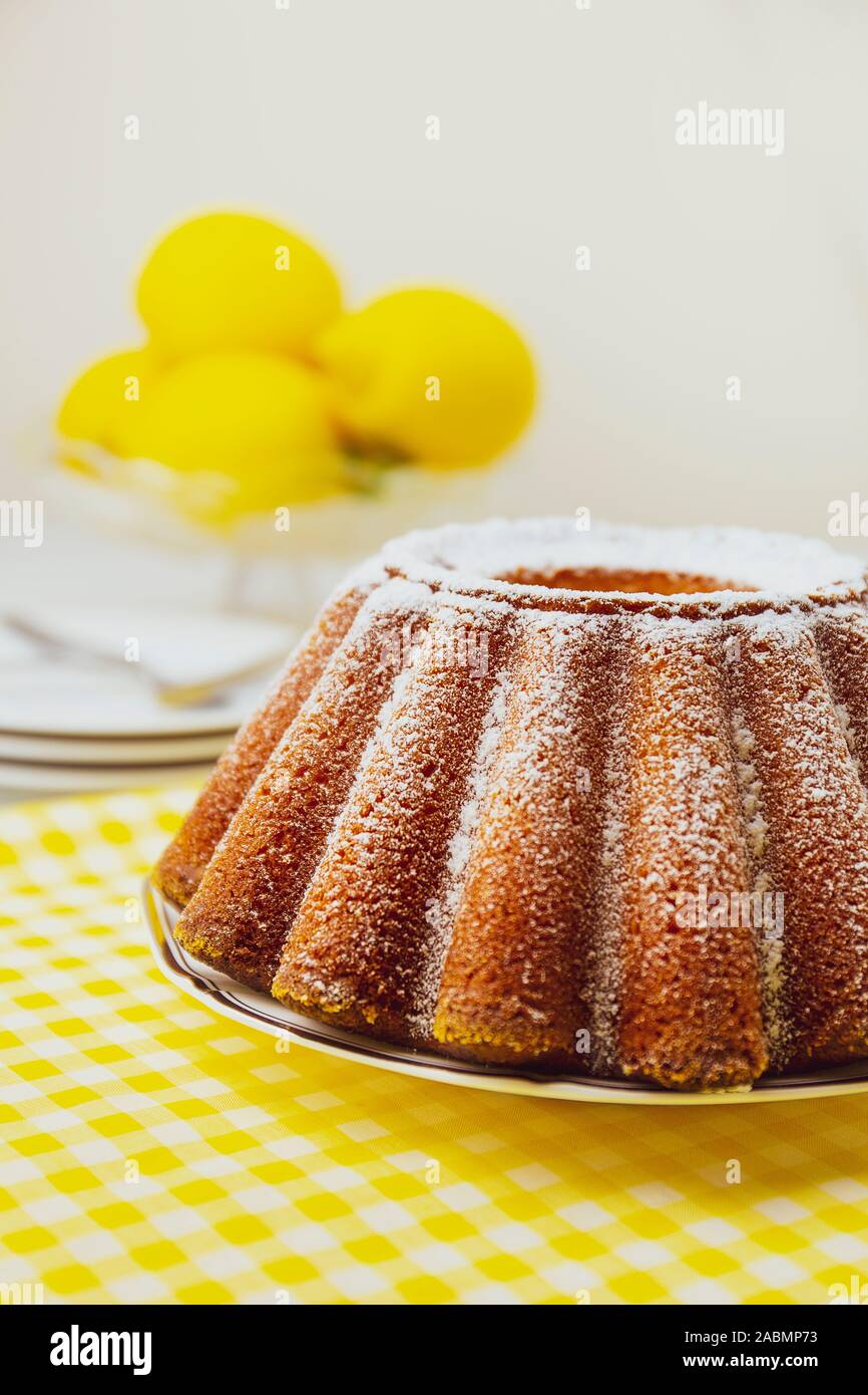 Lemon Pie auf eine Tabelle mit Zitronen im Hintergrund Stockfoto
