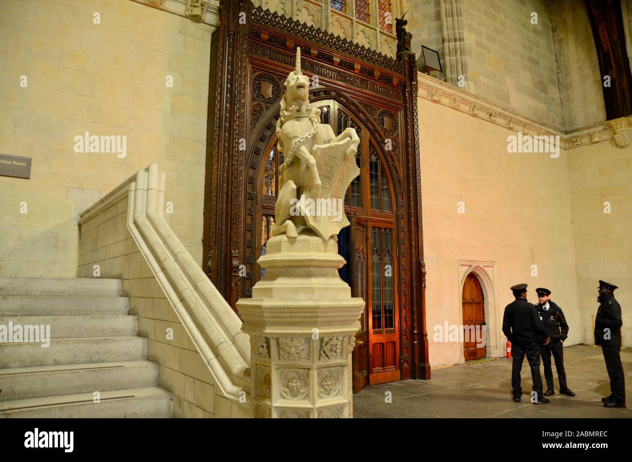 Security Guards in Westminster Hall die Häuser des Parlaments London England Großbritannien Stockfoto