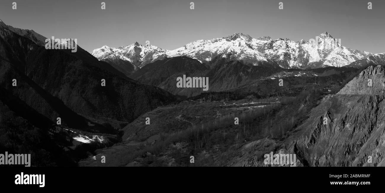 Berglandschaft Panorama. Majestätische Gipfel mit Schnee bedeckt. Schwarze und weiße dramatisches Bild Stockfoto