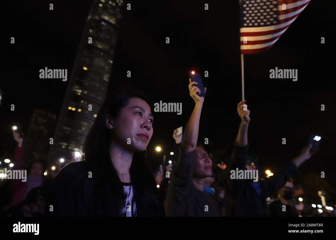Hong Kong. 28 Nov, 2019. Frau schreit zu den Gesang der Song für die Demonstranten geschrieben, Ehre sei Dir HONGKONG, während der Messe Rallye zu feiern und dankt uns Regierung und Präsident Donald Trump für die Rechtsetzung HK MENSCHENRECHTE & Freiheit handeln. Nov-28, 2019 Hong Kong. ZUMA/Liau Chung-ren Credit: Liau Chung-ren/ZUMA Draht/Alamy leben Nachrichten Stockfoto