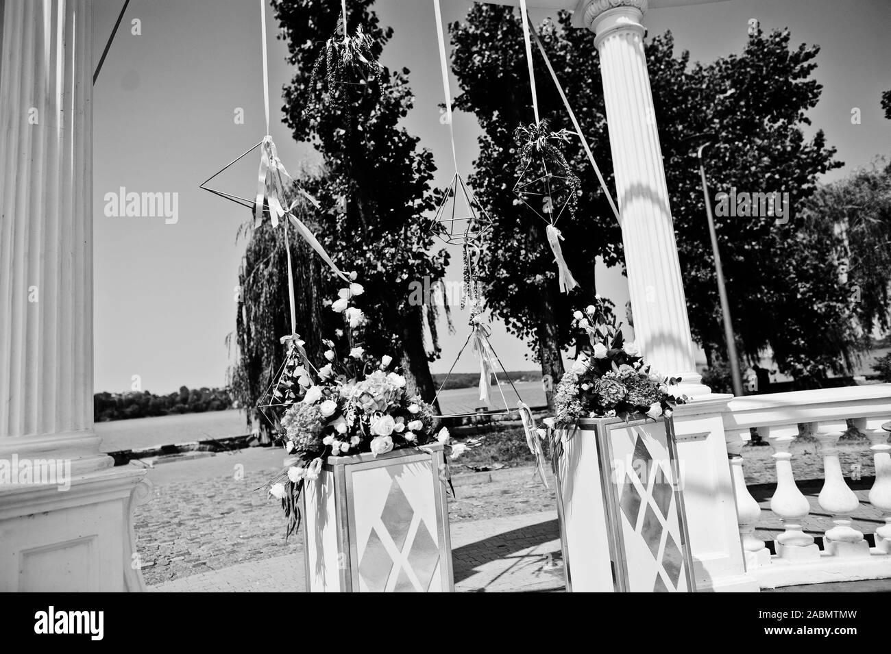 Schöne Hochzeit set Dekoration im Freien Zeremonie. Stockfoto