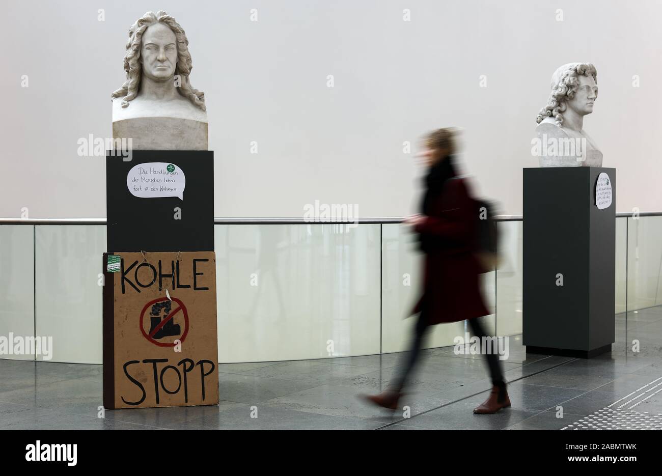 Leipzig, Deutschland. 28 Nov, 2019. Ein Karton Zeichen' Kohle Stopp' steht an der Unterseite der Büste von Gottfried Wilhelm Leibniz während der Climate Action Woche im neuen Augusteum der Universität Leipzig. Mit Mahnwachen, Menschenketten und Blockaden, Klima Aktivisten wollen für einen sofortigen Abzug aus Braunkohle in der Leipziger Kohle Bezirk am Wochenende zu protestieren. Die Veranstalter erwarten mehrere hundert Demonstranten in der Gegend um Leipzig und in der Lausitz. Kredite: Jan Woitas/dpa-Zentralbild/dpa/Alamy leben Nachrichten Stockfoto
