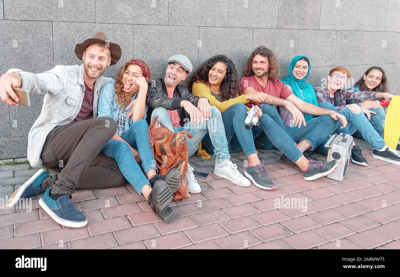 Gruppe der glücklichen Freunde unter selfie mit mobilen Smart Phone Kamera-Tausendjährigen Jugendlichen Spaß Fotos machen für neue soziale Netzwerk trends Stockfoto