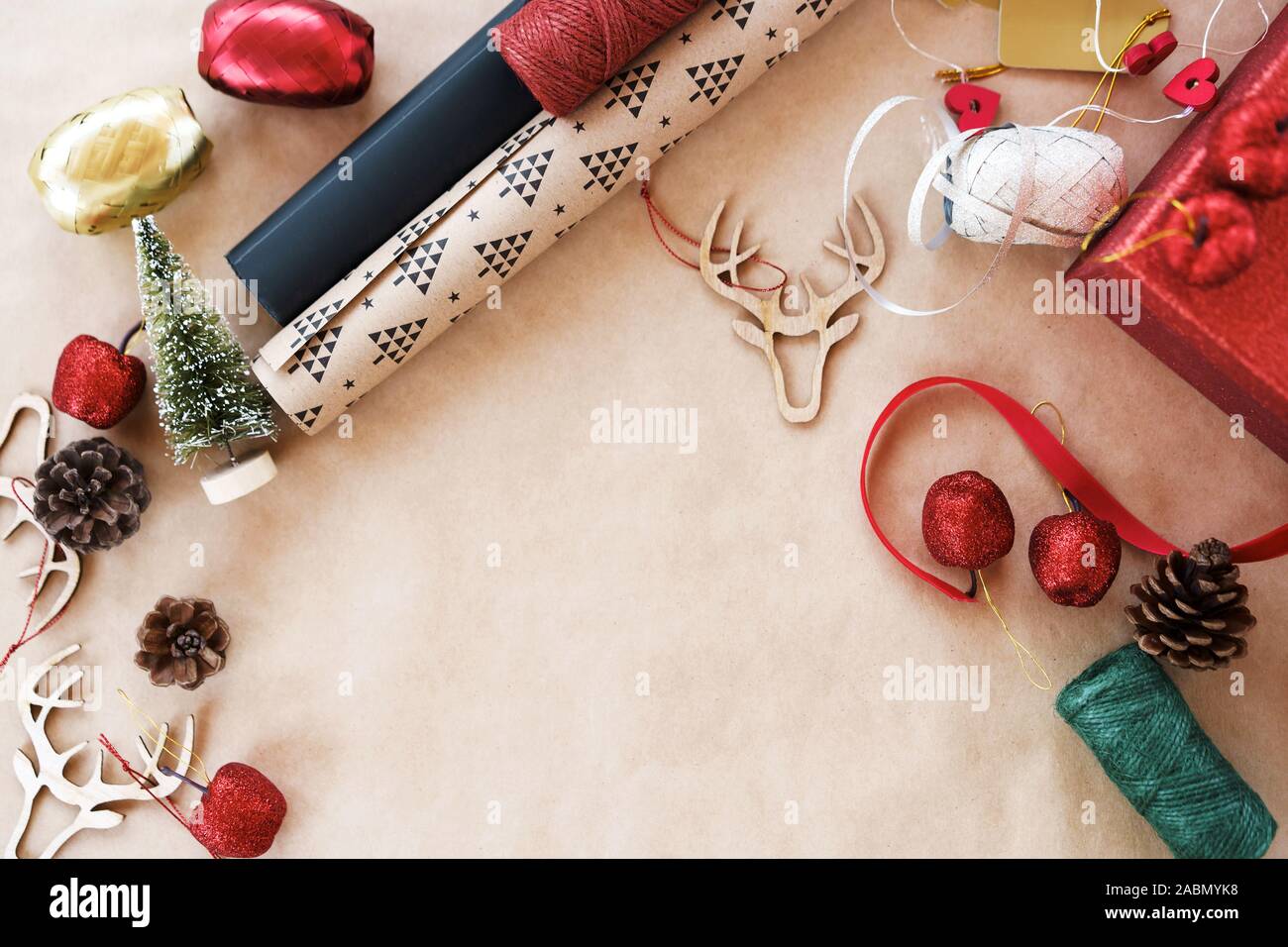 Auf dem Tisch Requisiten für die Dekoration von Haus und Baum auf Kraftpapier Stockfoto