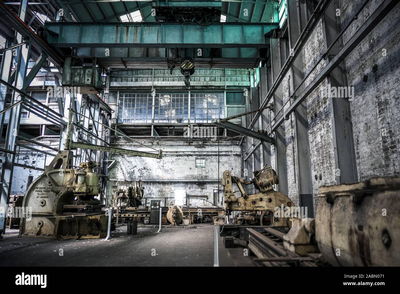 Industrie Fabrik Interieur mit schweren Geräten und Maschinen Stockfoto