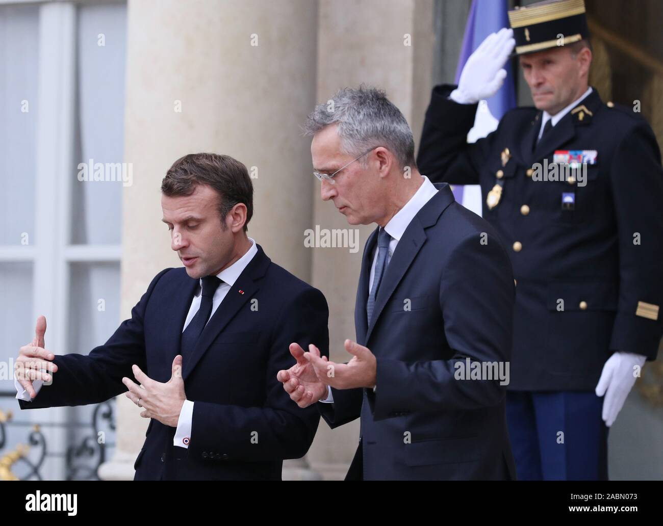 Paris, Frankreich. 28 Nov, 2019. Frankreichs Präsident Emmanuel Längestrich trifft mit ihrer NATO-Generalsekretär Jens Stoltenberg im Elysee Palast in Paris, Frankreich, November 28, 2019. Credit: Gao Jing/Xinhua/Alamy leben Nachrichten Stockfoto