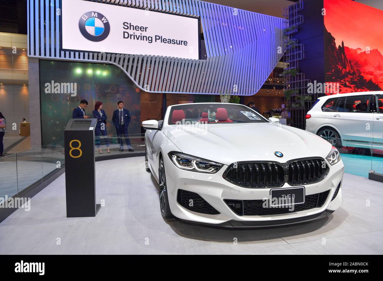 NONTHABURI - November 28: BMW Die 8 Auto auf Anzeige an der 36th Thailand International Motor Expo 2019 am 28. November 2019 der Nonthaburi, Thailand. Stockfoto