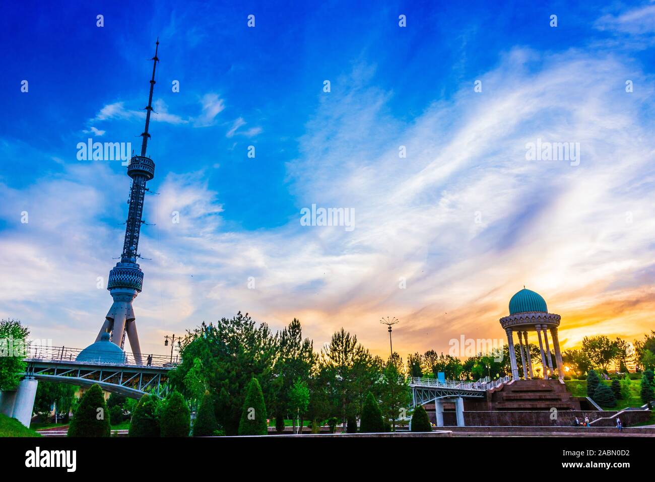 Taschkent Fernsehturm vom Park an der Gedenkstätte für die Opfer der Repression in Taschkent, Usbekistan gesehen Stockfoto
