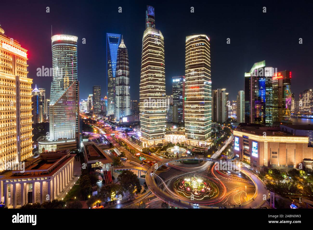 Beleuchtete skyline Lujiazui und Ring circular Fußgängerbrücke, Shanghai, China Stockfoto