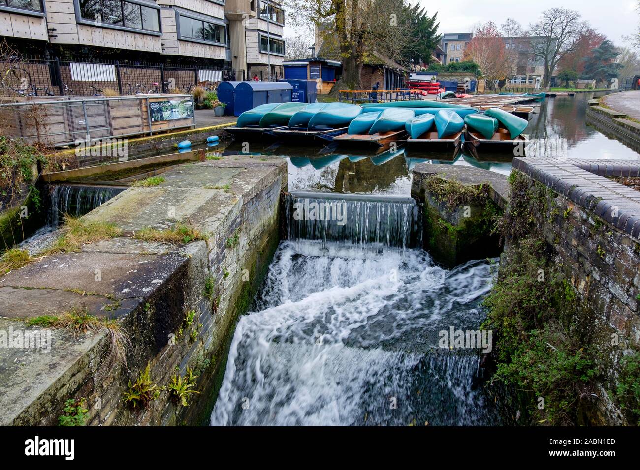 Ein wasser Wehr auf dem Fluss Cam, die von der Mühle Teich in der Universitätsstadt Cambridge, Cambridgeshire, England, UK, Bild: Mark Bullimore Fotografie Stockfoto