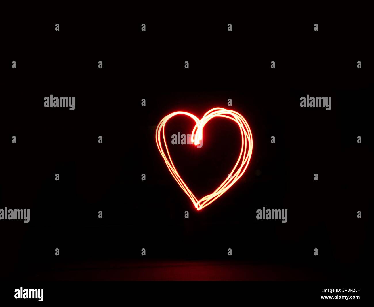 Lange Belichtung Herz rot Farbe Umrisse außerhalb Zeichen Licht Malerei Stockfoto