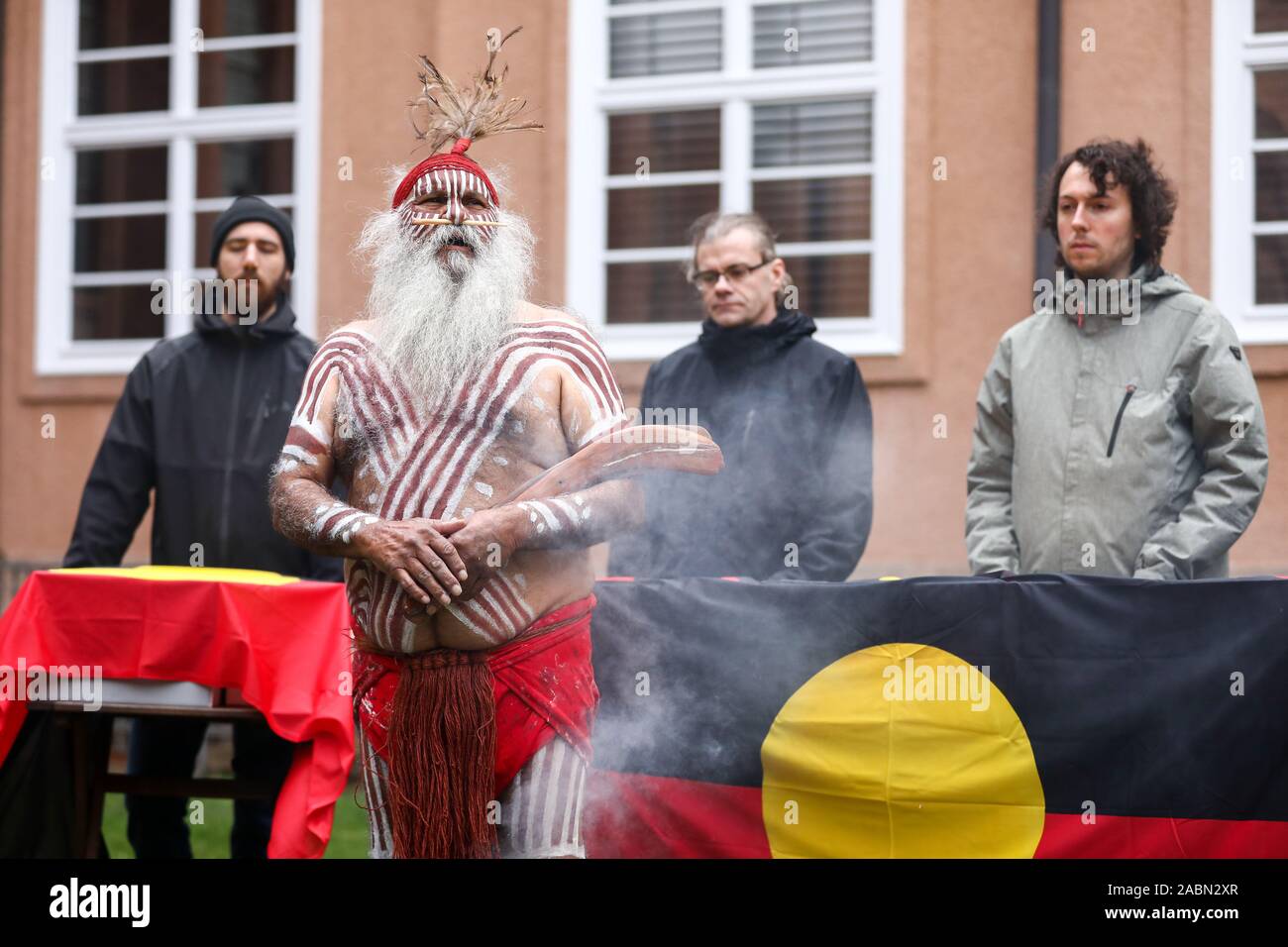 Leipzig, Deutschland. 28. Nov 2019. Große Sumner, Vertreter der Australischen Ngarrindejeri Gemeinschaft, führt eine rauchen Festakt im Innenhof des Grassi Museum anlässlich der Übergabe der Knochen, der Ureinwohner Australiens. Die sterblichen Überreste von 45 indigenen Australier aus der ethnographischen Bestände der Staatlichen Kunstsammlungen Dresden wurden auf dem australischen Botschafter übergeben. Die Knochen kamen in Sachsen zwischen 1880 und 1914 als Käufe und Spenden. Foto: Jan Woitas/dpa-Zentra Quelle: dpa Picture alliance/Alamy leben Nachrichten Stockfoto