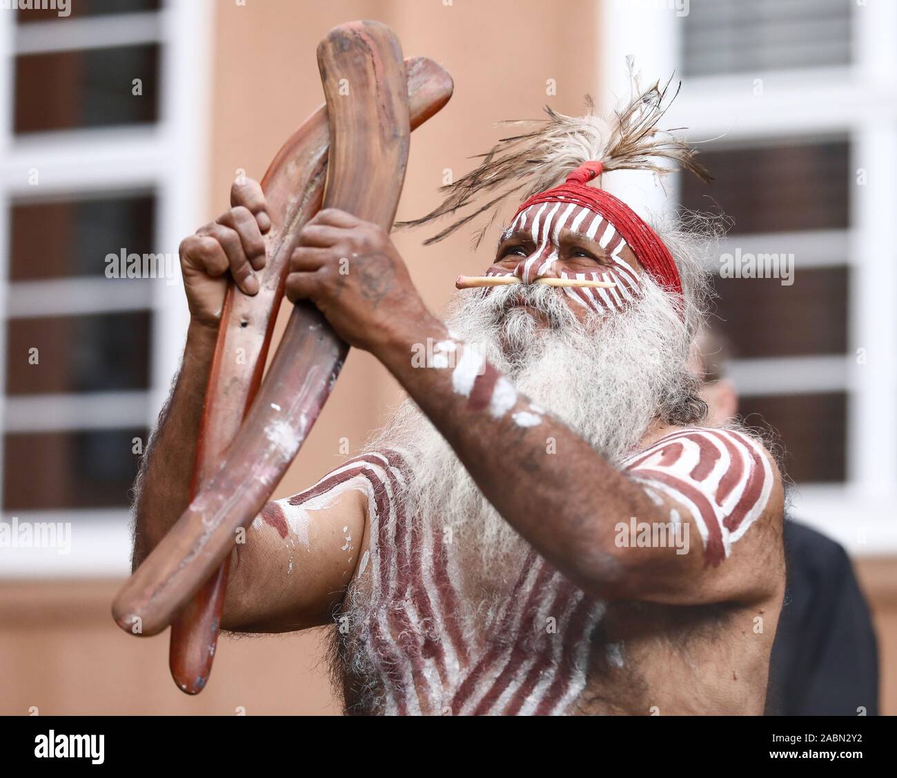 Leipzig, Deutschland. 28. Nov 2019. Große Sumner, Vertreter der Australischen Ngarrindejeri Gemeinschaft, führt eine rauchen Festakt im Innenhof des Grassi Museum anlässlich der Übergabe der Knochen, der Ureinwohner Australiens. Die sterblichen Überreste von 45 indigenen Australier aus der ethnographischen Bestände der Staatlichen Kunstsammlungen Dresden wurden auf dem australischen Botschafter übergeben. Die Knochen kamen in Sachsen zwischen 1880 und 1914 als Käufe und Spenden. Foto: Jan Woitas/dpa-Zentra Quelle: dpa Picture alliance/Alamy leben Nachrichten Stockfoto