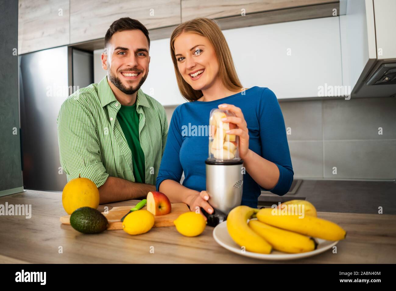 Junges Paar bereitet Saft in Ihre Küche. Stockfoto