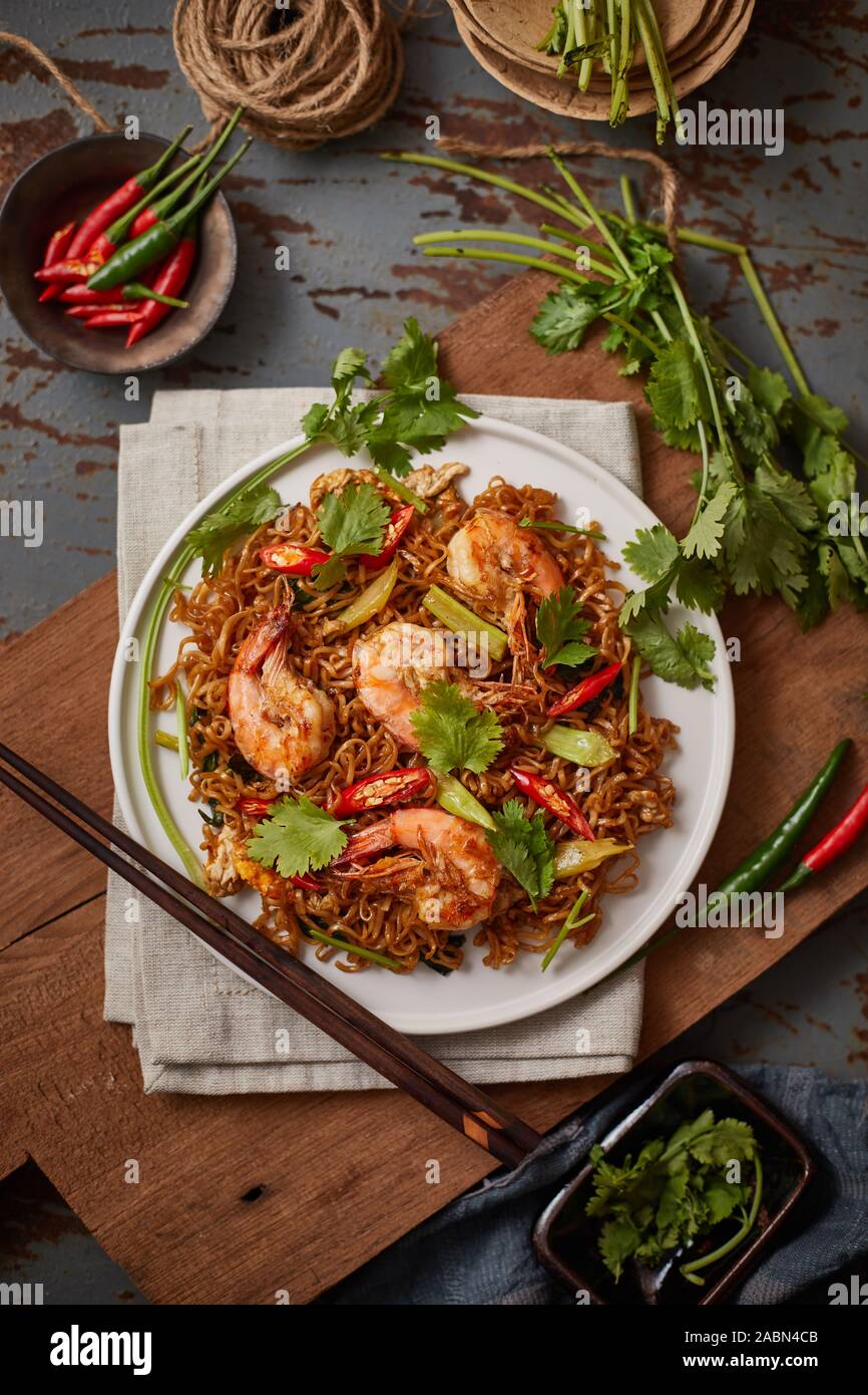 Rühren gebratene Nudeln mit Garnelen und Gemüse. Stockfoto