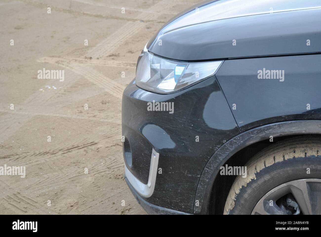 Ein Auto an einem Strand Stockfoto