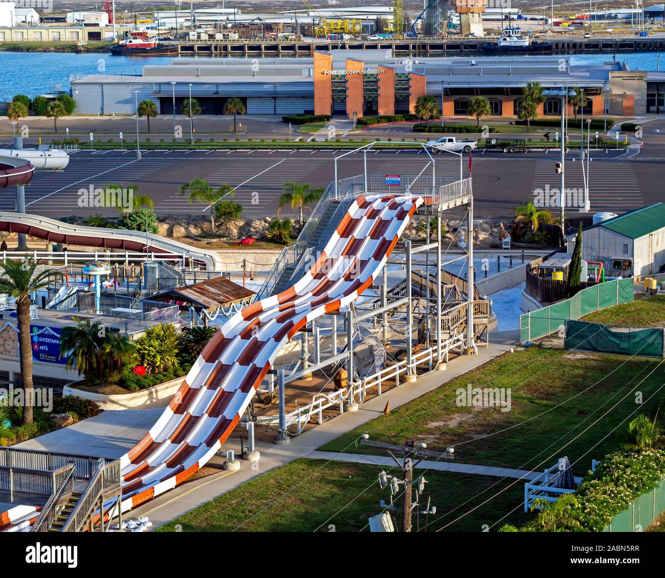 Erhöhten Blick auf eine riesenrutsche am Hurrikan Alley Wasserpark mit im Hafen von Corpus Christi, Texas USA im Hintergrund. Stockfoto