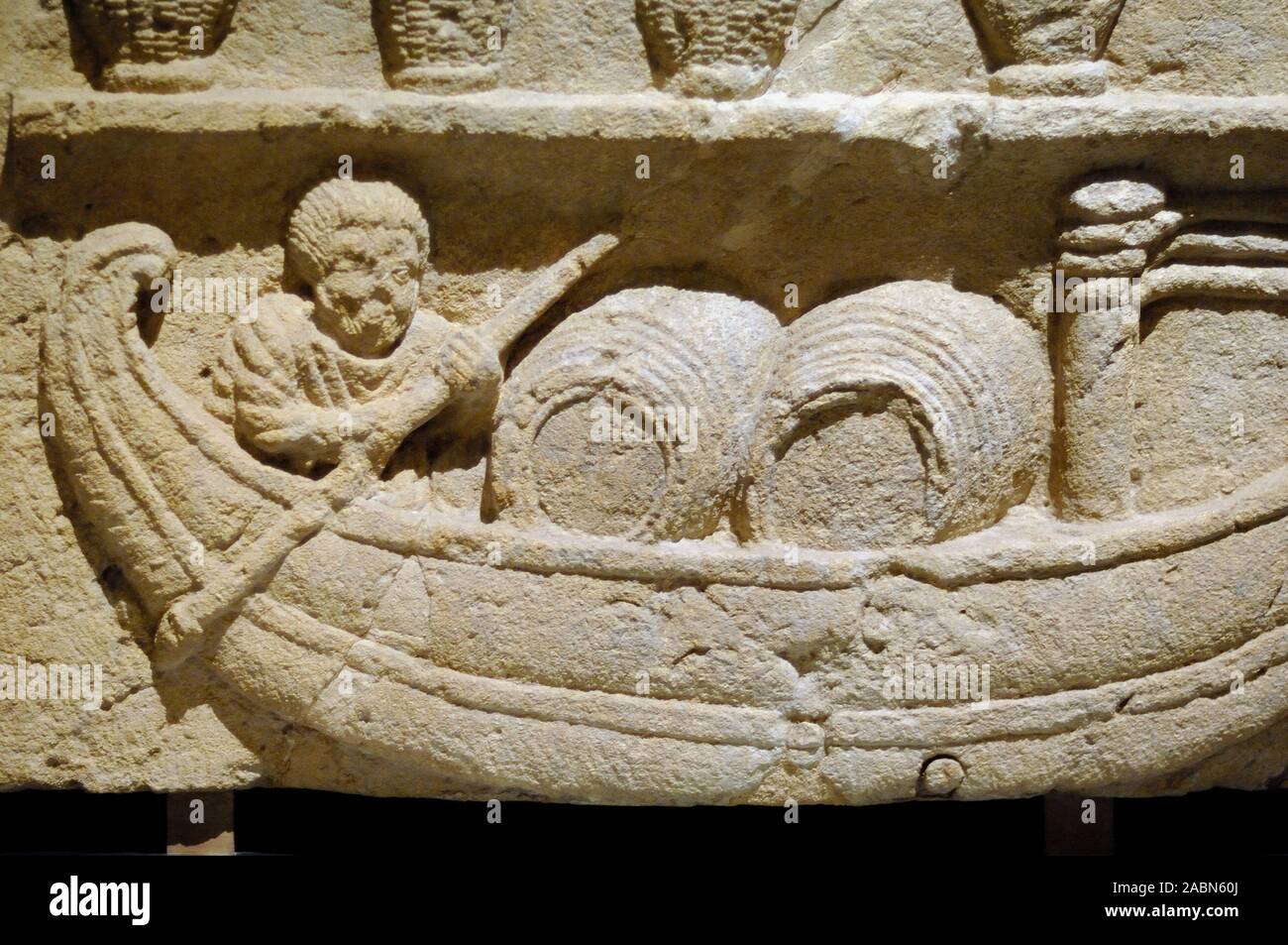 Mausoleum Bas-Relief der Römischen Boot oder Schiff, beladen mit Ladung der Fässer (c 2-3 Rd), von Vaucluse, Frankreich Stockfoto