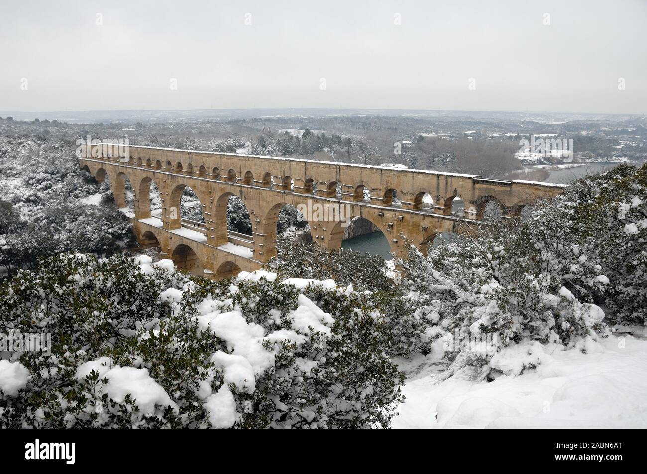 Pont du Gard Römisches Aquädukt oder Brücke unter Schnee in Winter Gard Département Frankreich Stockfoto