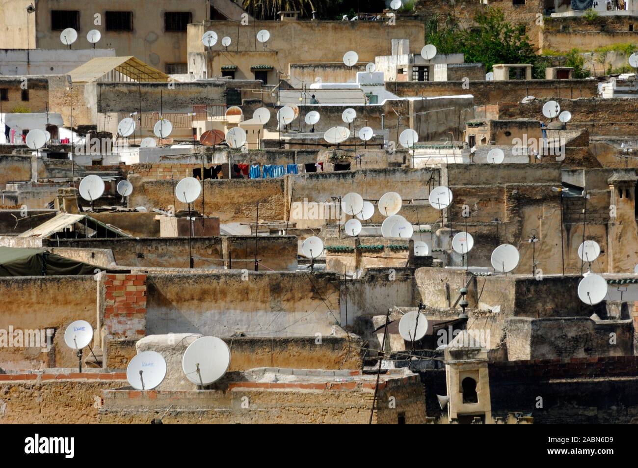 Stadtbild oder Blick über die Dächer von Fes mit Satellitenschüsseln in der Altstadt oder Altstadt Fès oder Fez Marokko Stockfoto