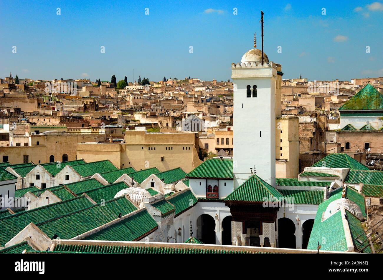 Blick über Qarawiyīn-Moschee und Universität (F 859) Dachlandschaft, Dächer, Stadtbild und Skyline von Fès oder Fez Marokko Stockfoto