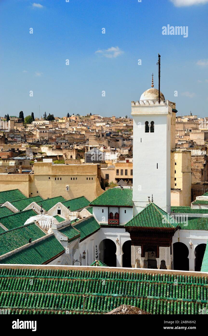 Blick über Qarawiyīn-Moschee und Universität (F 859) Dachlandschaft, Dächer, Stadtbild und Skyline von Fès oder Fez Marokko Stockfoto