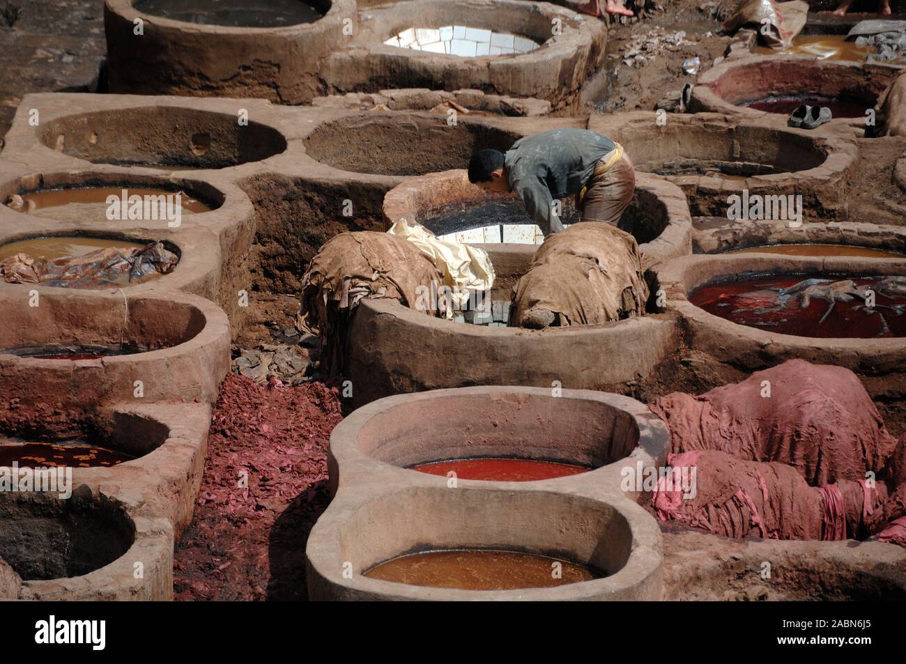 Gerberei Arbeiter Mischen von Farbstoffen oder Gerberei Leder in das Leder Gerbereien Fez Marokko Stockfoto