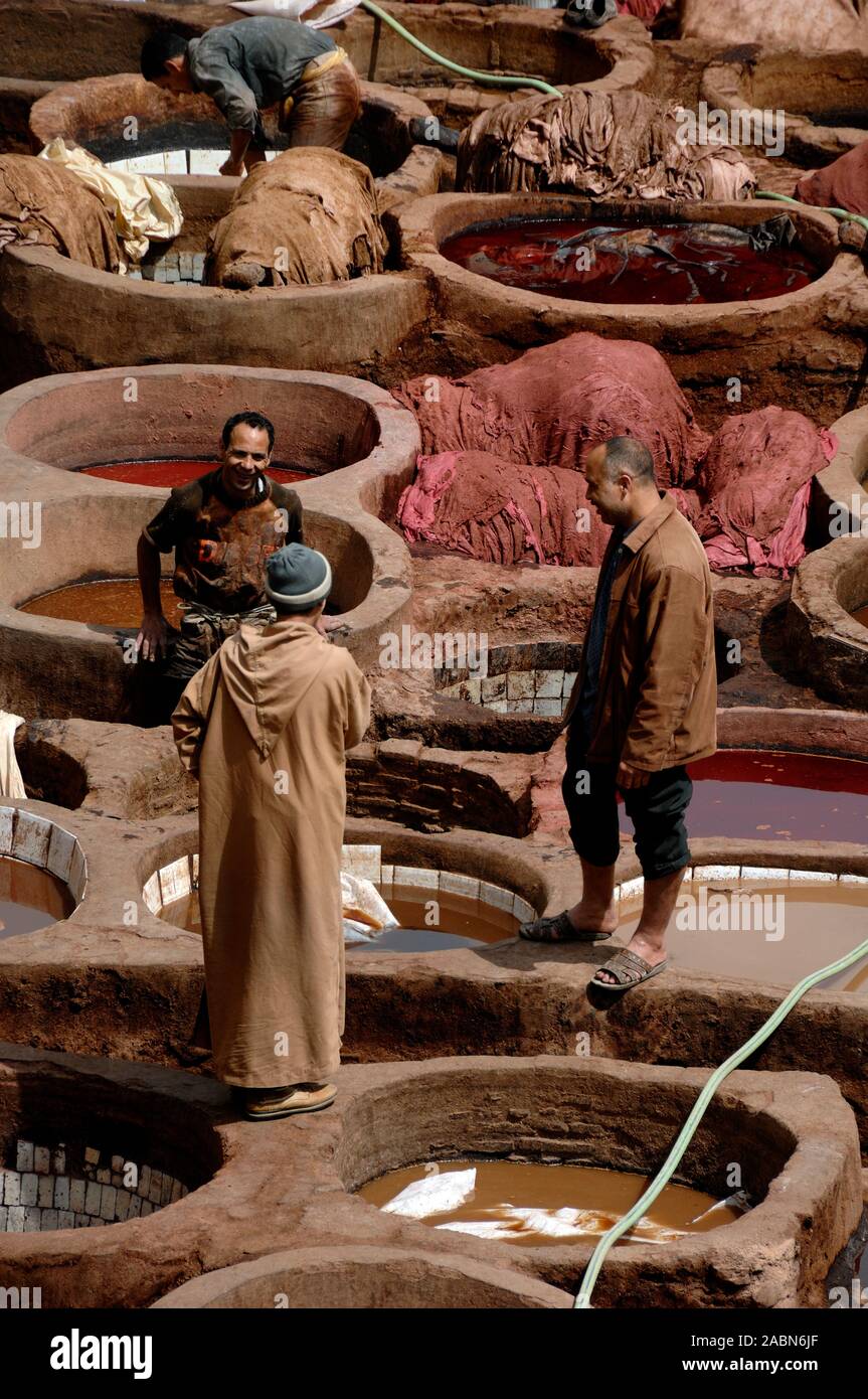 Drei marokkanische Leder Sprechen unter den Sterbenden Gruben des Chouara Gerberei oder Gerbereien in der Fes el Bali Bezirk Fez oder Fes Marokko Stockfoto
