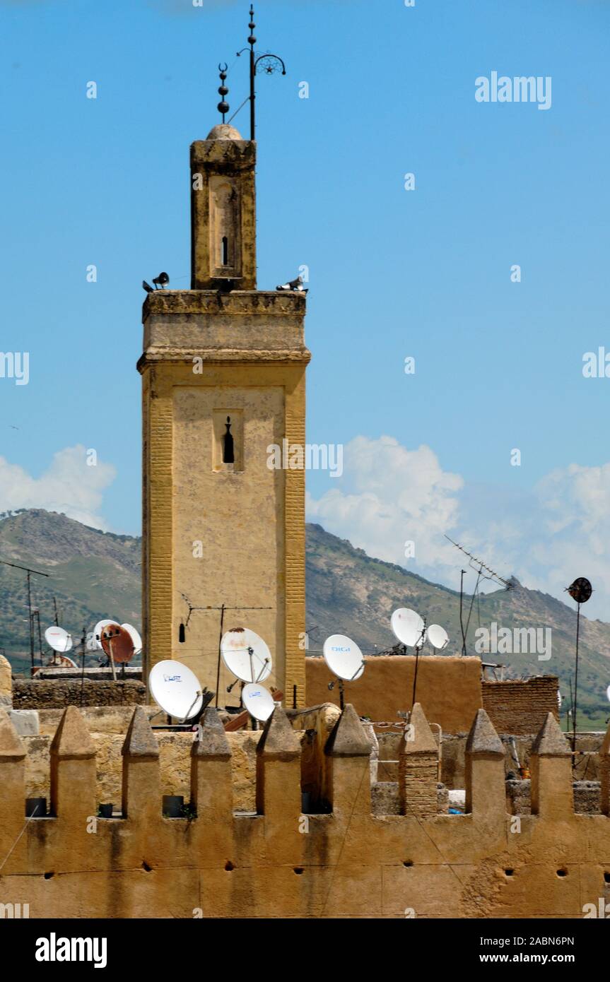 Minarett und Satellitenschüsseln auf den Dächern der Altstadt oder die Altstadt von Fez oder Fes Marokko Stockfoto