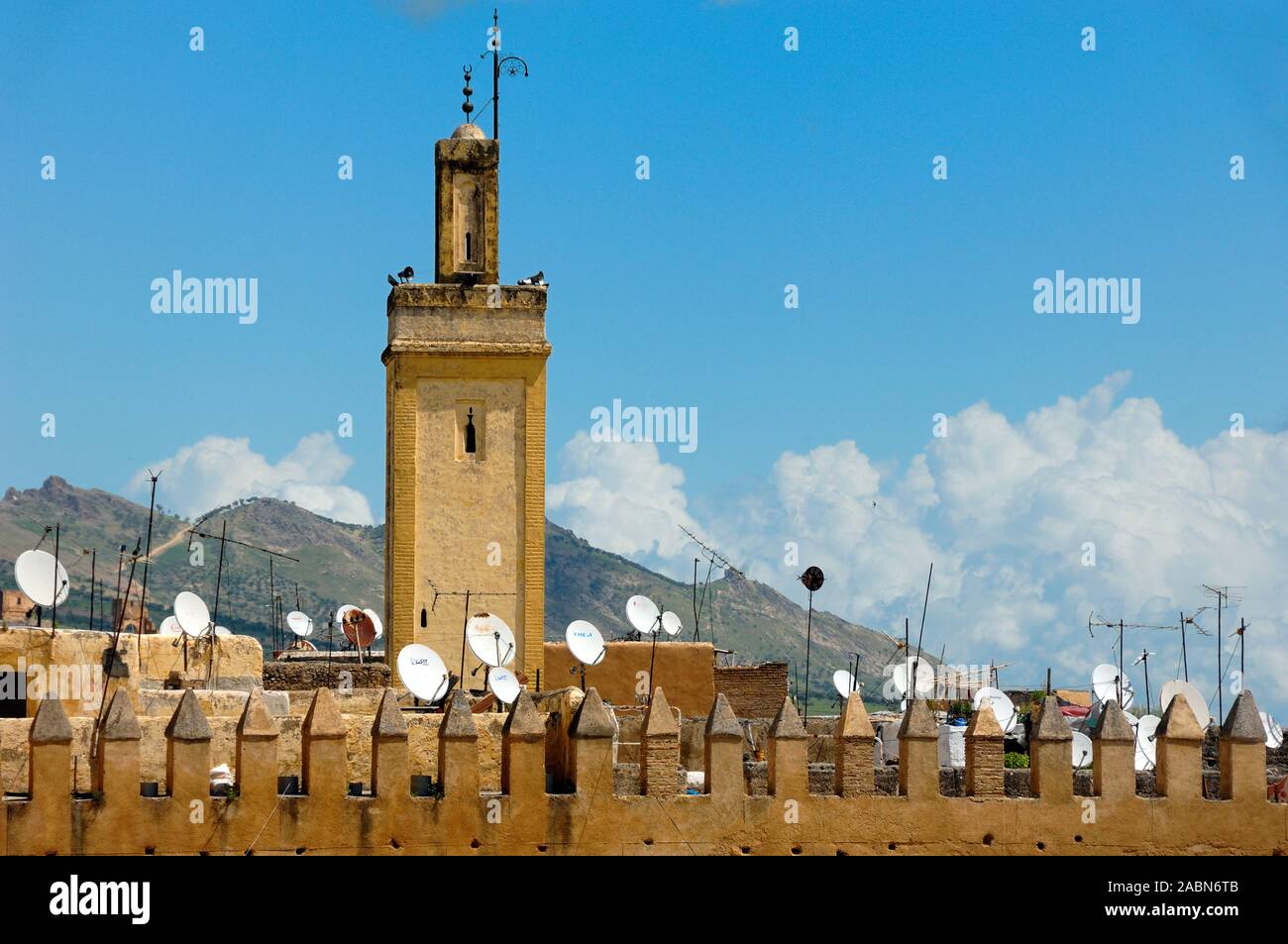 Minarett und Satellitenschüsseln auf den Dächern der Altstadt oder die Altstadt von Fez oder Fes Marokko Stockfoto