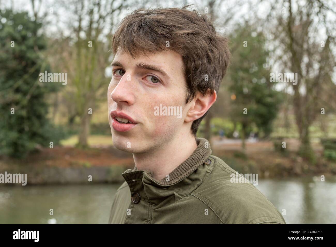 Ein junger Mann in seinen späten Teens oder frühen 20er Jahre schaut fragend, als ob skeptisch. Stockfoto