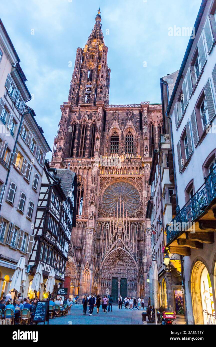 Kathedrale Notre Dame West Front in der Dämmerung, Straßburg, Elsass, Grand Est, Frankreich Stockfoto