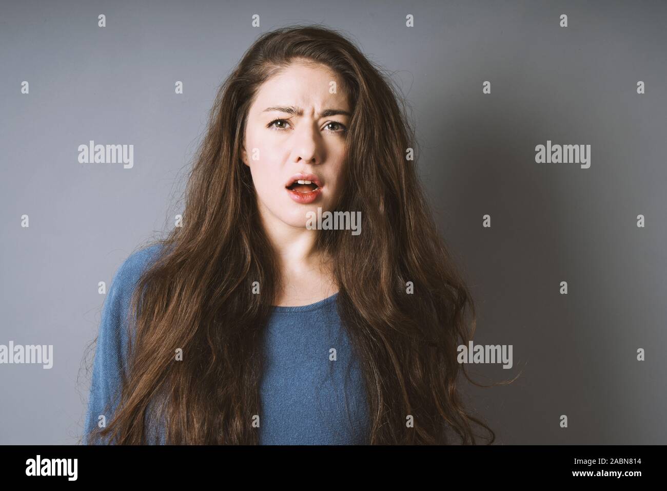 Betäubt schockiert junge Frau ist erstaunt und sprachlos mit offenen Mund Stockfoto