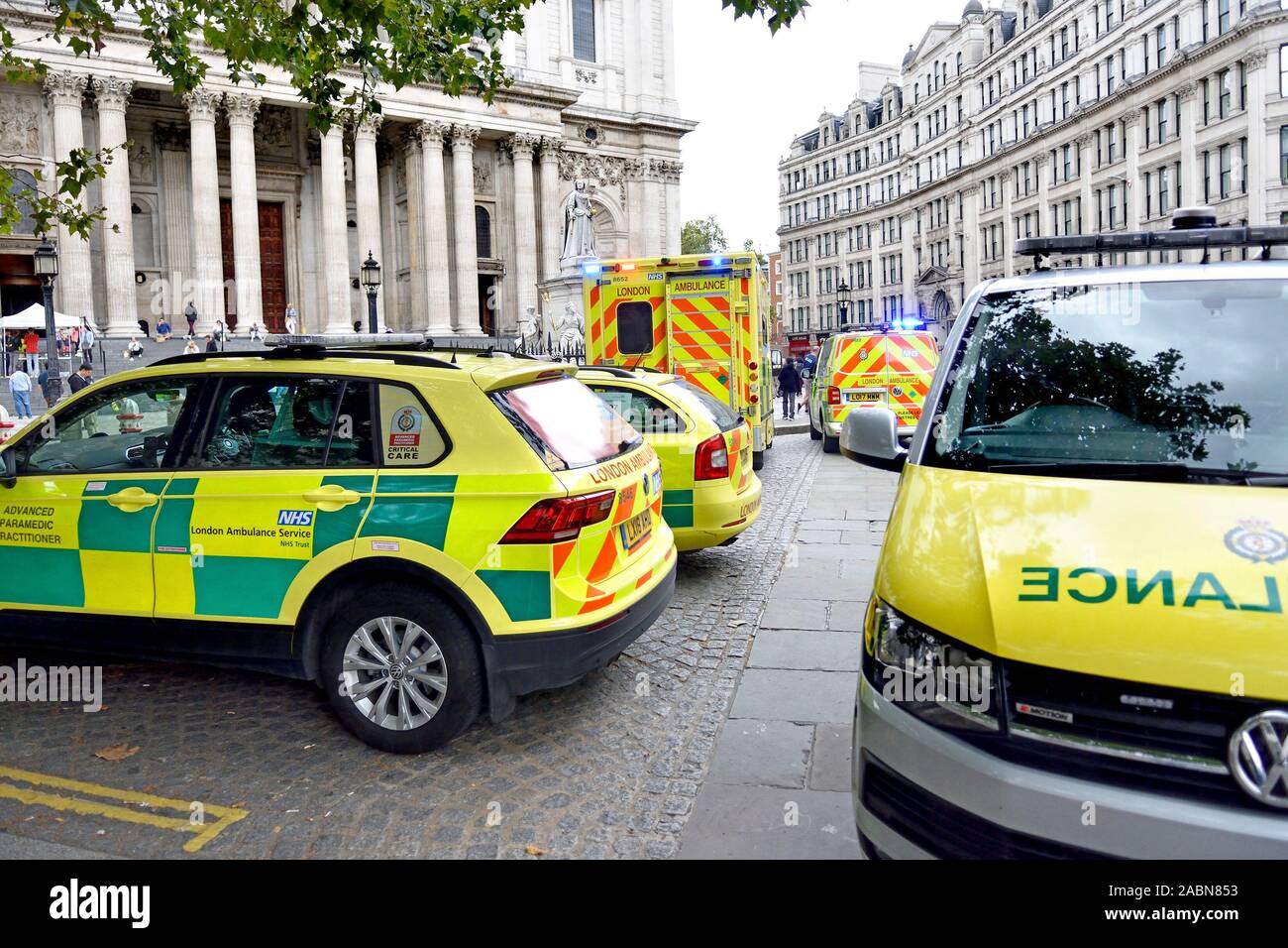 London, England, UK. Emergency Response auf einen Vorfall in der St. Paul's Cathedral, 2019. Krankenwagen und Incident Response Units Stockfoto