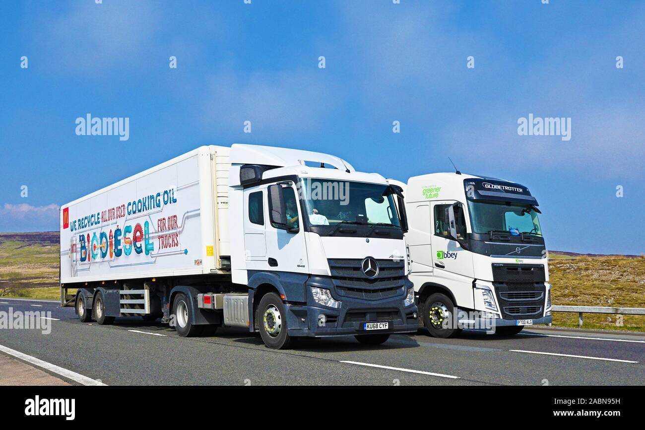 McDonald's und Abtei Lkws. Autobahn M6 Richtung Süden, Shap, Cumbria, England, Vereinigtes Königreich, Europa. Stockfoto