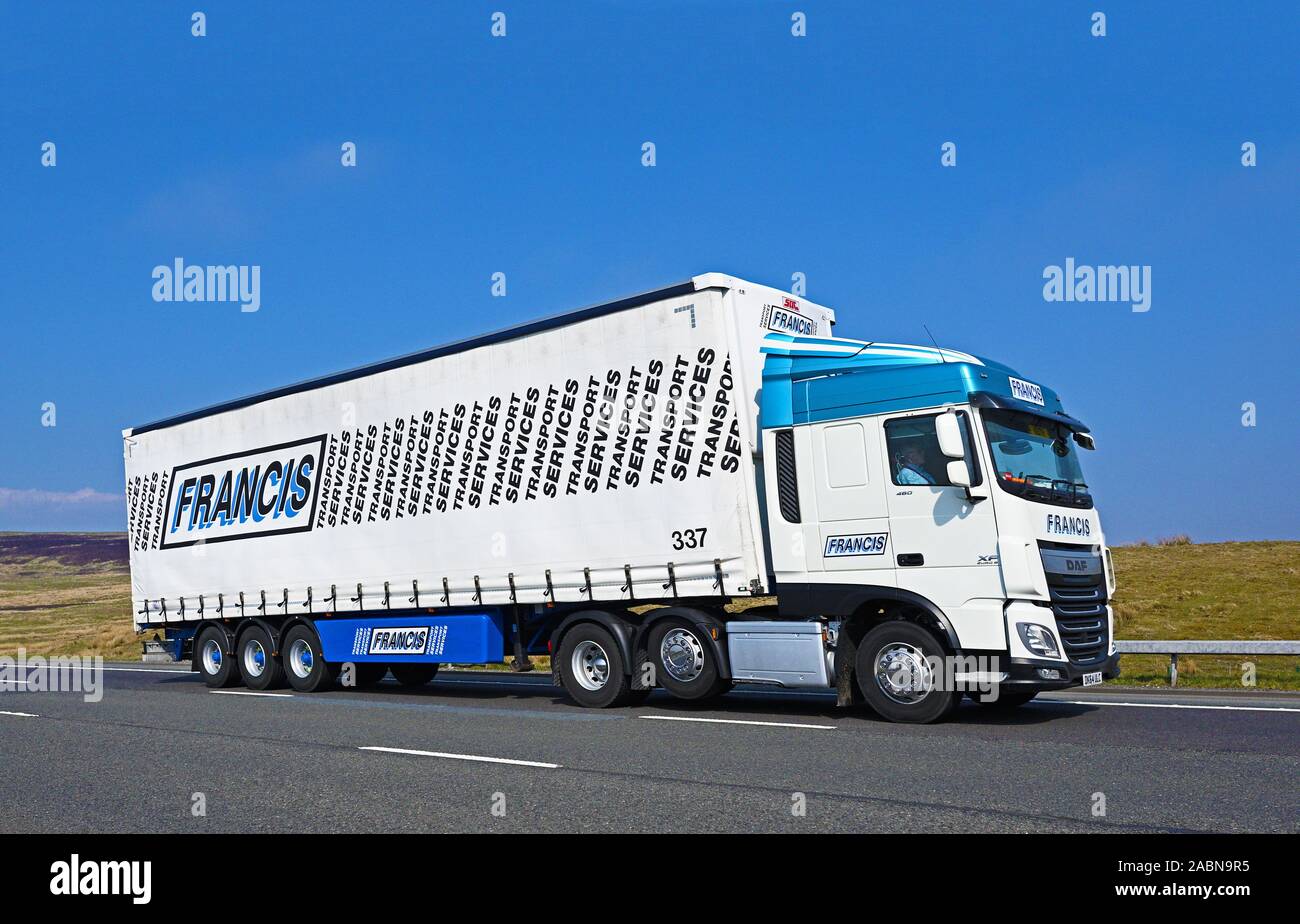 Francis Transport LKW beschränkt. Autobahn M6 Richtung Süden, Shap, Cumbria, England, Vereinigtes Königreich, Europa. Stockfoto