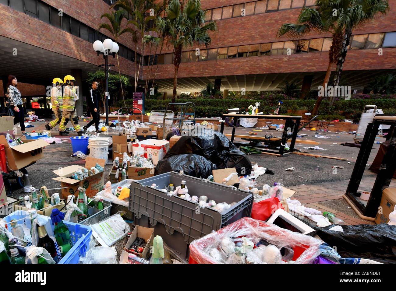 Hong Kong. 28 Nov, 2019. Feuerwehrmänner griff gefährliche Gegenstände auf dem Campus der Hong Kong Polytechnic University (PolyU) Hong Kong, South China, Nov. 28, 2019. Gehen mit 'Feature: Hong Kong Polizei, Feuerwehr ein PolyU zur Untersuchung "Credit: Zhu Xiang/Xinhua/Alamy leben Nachrichten Stockfoto