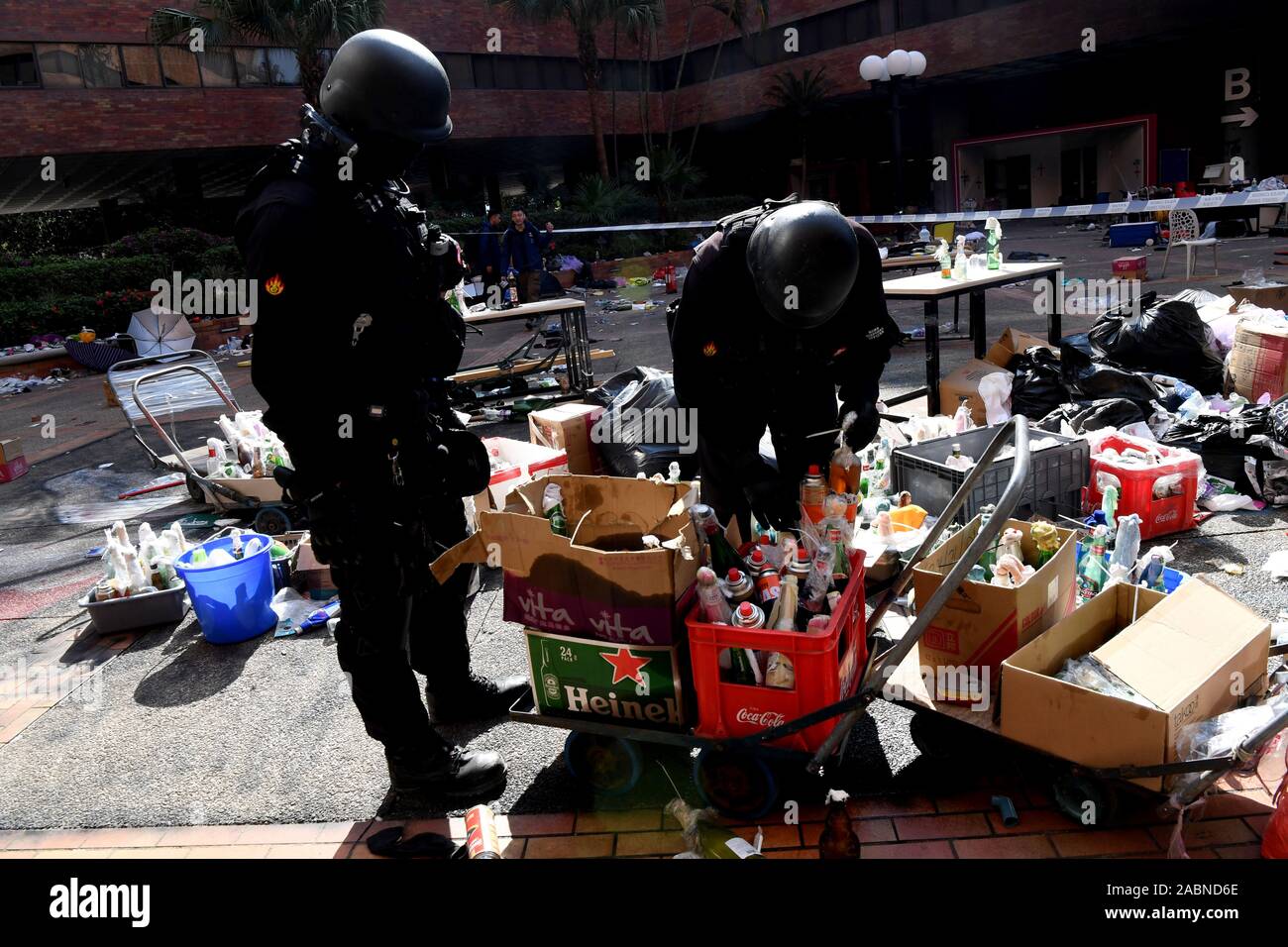 Hong Kong. 28 Nov, 2019. Polizisten griff gefährliche Gegenstände auf dem Campus der Hong Kong Polytechnic University (PolyU) Hong Kong, South China, Nov. 28, 2019. Gehen mit 'Feature: Hong Kong Polizei, Feuerwehr ein PolyU zur Untersuchung "Credit: Zhu Xiang/Xinhua/Alamy leben Nachrichten Stockfoto