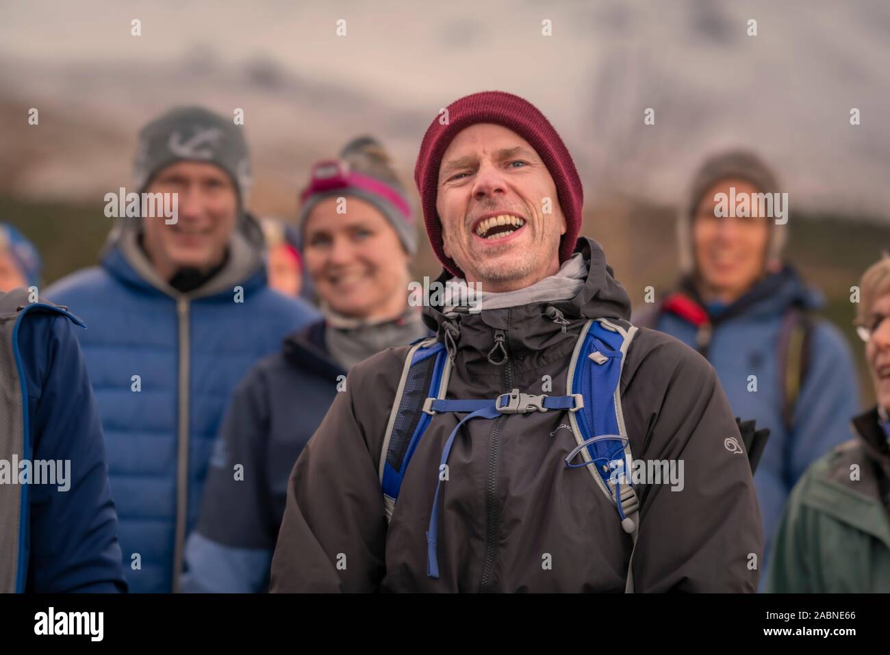 Menschen, die sich zu klettern, Mt Esja, Reykjavik, Island Stockfoto