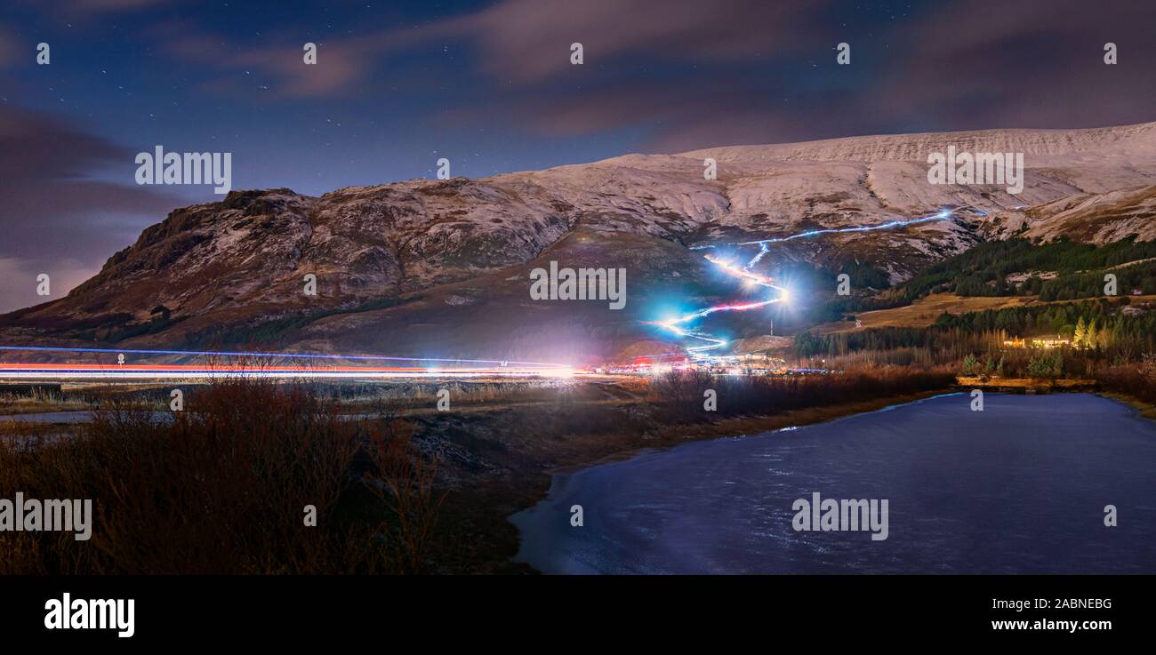 Streaming vom Kletterer leuchtet in der Nacht, Mt Esja, Reykjavik, Island Stockfoto
