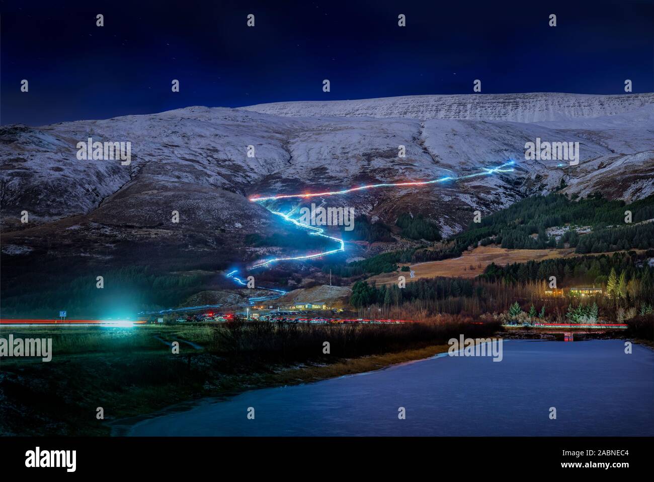 Streaming vom Kletterer leuchtet in der Nacht, Mt Esja, Reykjavik, Island Stockfoto