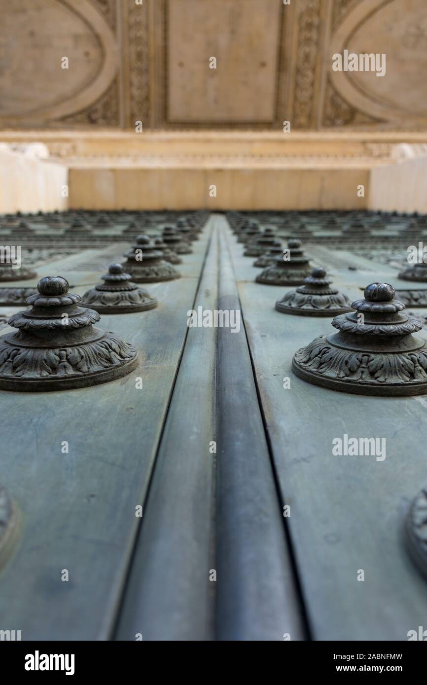 Detail der Türen im pantheon von Paris, Frankreich. Unten nach Oben Stockfoto