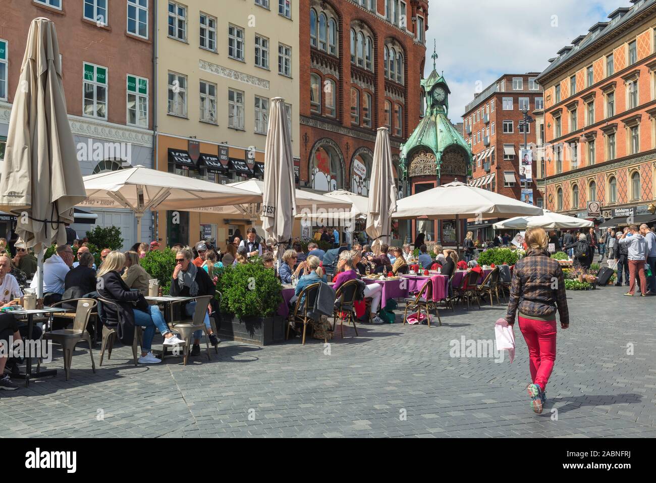 Kopenhagen Cafe, Ansicht von Menschen entspannend im Cafe Tabellen in der Kultorvet Square im Zentrum von Kopenhagen, Dänemark. Stockfoto