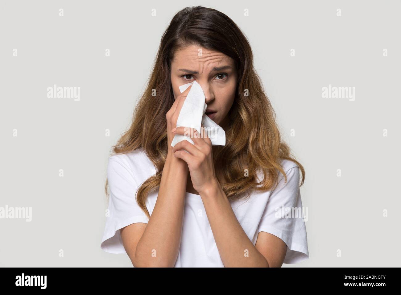 Verärgert unglückliche junge Frau weinen, wischte sich mit Serviette Stockfoto