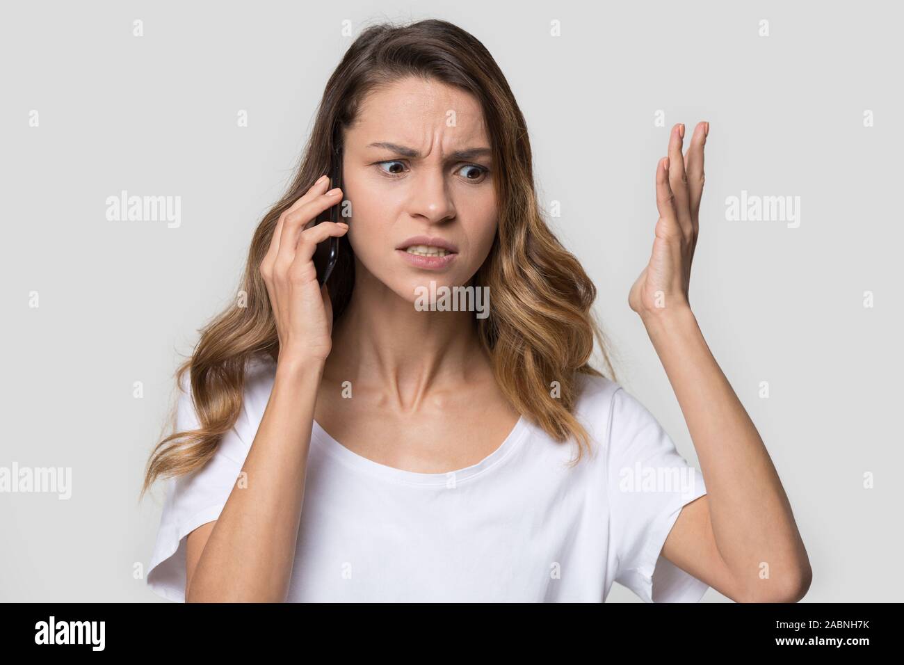 Verärgert wütende Frau Streit am Telefon sprechen, hören schlechte Nachrichten Stockfoto