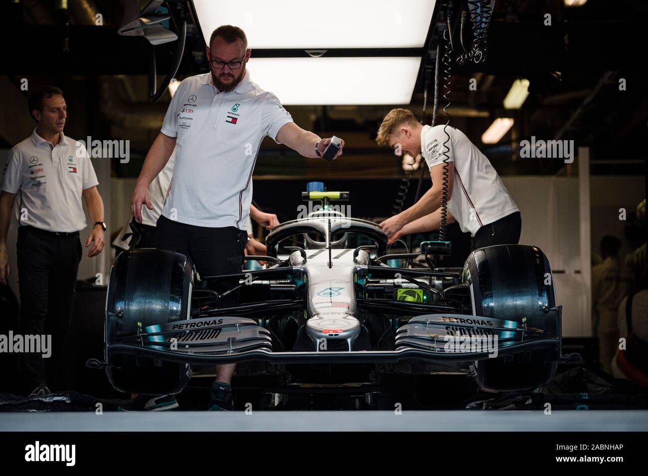 Abu Dhabi, Vereinigte Arabische Emirate. 28 Nov, 2019. Industriemechaniker/innen arbeiten auf dem Mercedes der Finne Valtteri Bottas vor Beginn der Abu Dhabi Formel 1-Grand Prix Wochenende an der "Yas Marina Circuit" in Abu Dhabi. Credit: SOPA Images Limited/Alamy leben Nachrichten Stockfoto