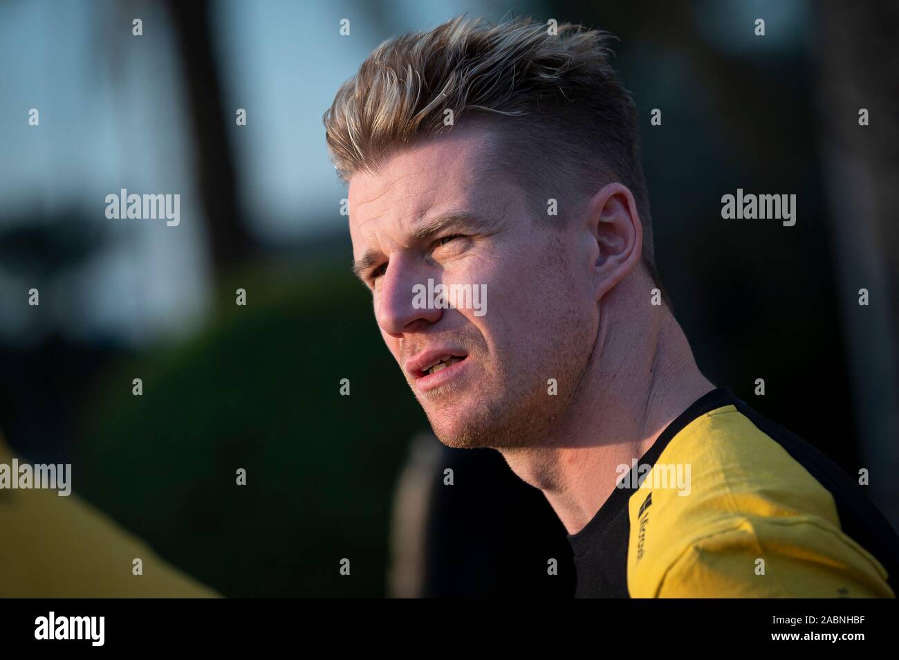 Abu Dhabi, Vereinigte Arabische Emirate. 28 Nov, 2019. Renault Sport F1-Team die deutschen Fahrer Nico Hulkenberg Spaziergänge durch das Fahrerlager vor Beginn der Abu Dhabi Formel 1-Grand Prix Wochenende an der "Yas Marina Circuit" in Abu Dhabi. Credit: SOPA Images Limited/Alamy leben Nachrichten Stockfoto