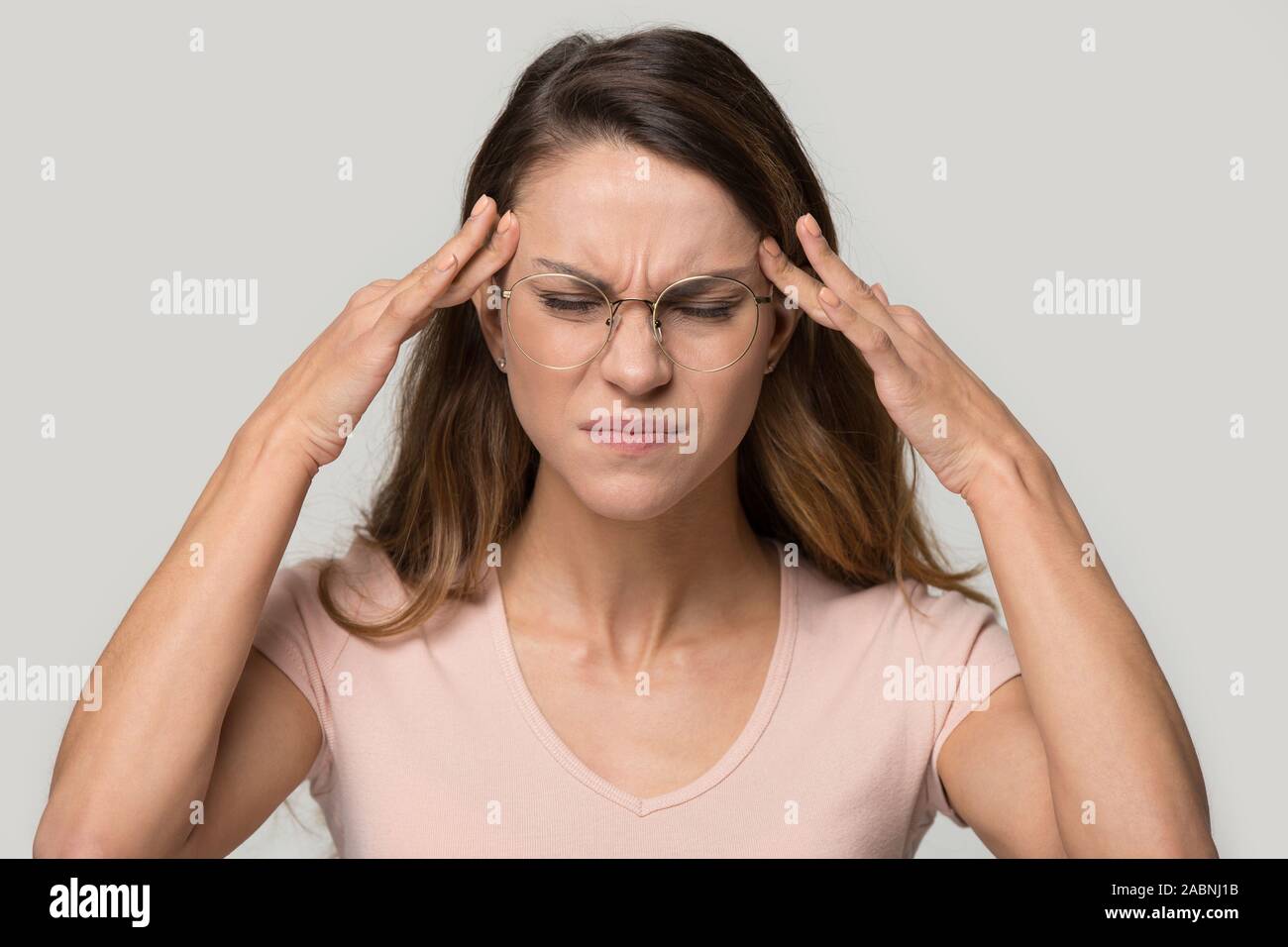 Unglückliche Frau Brille Tempel berühren, Linderung der Kopfschmerzen. Stockfoto