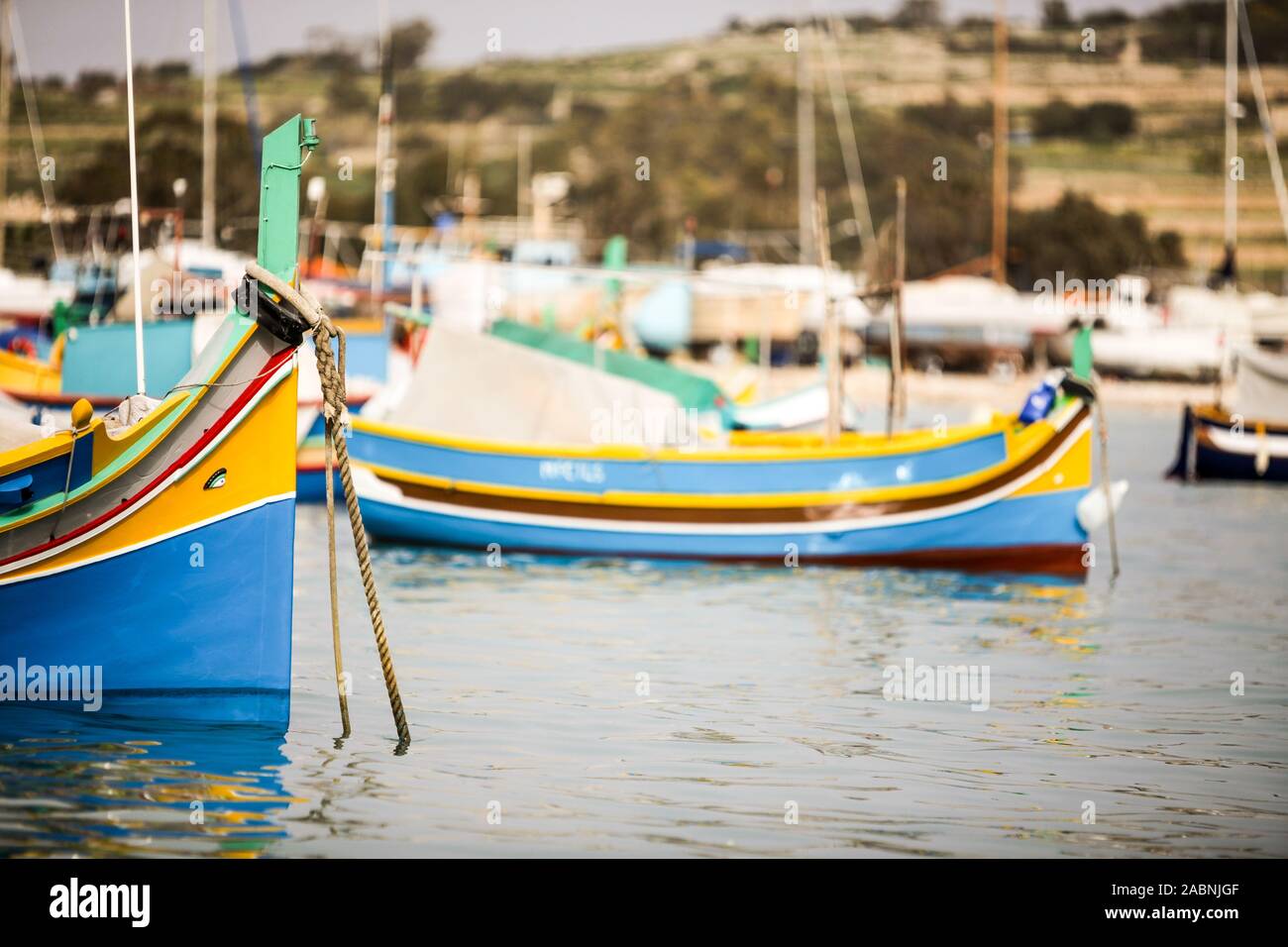 Maltesisches Luzzu Fischerboot, Marsaxlokk, Malta. Maltesische Fischerboote in ihrer gewohnten hellen Farben eingerichtet mit Augen auf den Bögen lackiert. Stockfoto