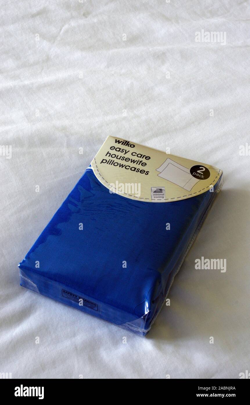 Wilko Pflegeleichte Hausfrau blau Baumwolle Kissenbezüge in der äußeren Verpackung, Großbritannien Stockfoto